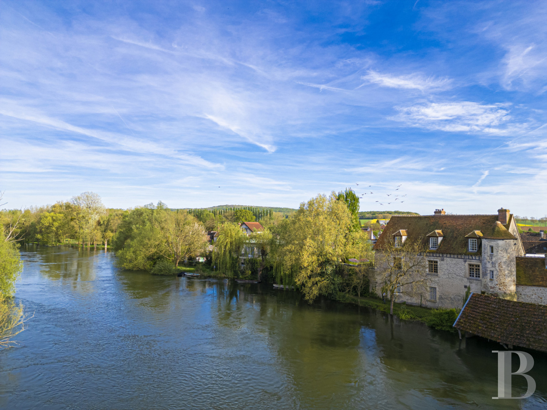 A 17th-century priory on the banks of the Seine, not far from Provins, in the Aube department - photo  n°1